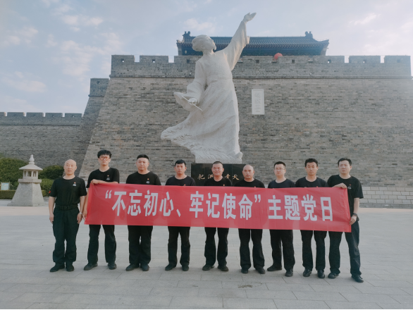 諸城守押大隊黨支部超然臺黨性教育基地開展“不忘初心、牢記使命”現(xiàn)場教學活動405.png